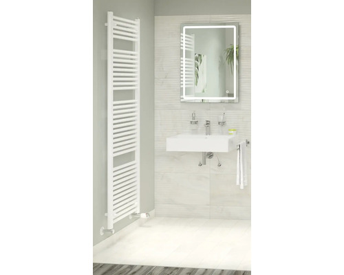 Badezimmer mit Handtuchwärmer, Waschbecken und Spiegel