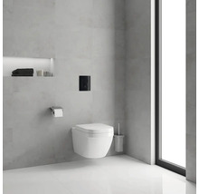Modernes Badezimmer mit wandhängendem WC, Toilettenbürste und Betätigungsplatte.