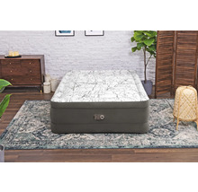 Luftbett im Schlafzimmer mit modernem Design