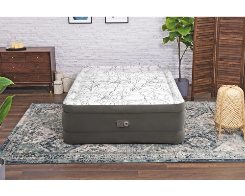 Luftbett im Schlafzimmer mit modernem Design