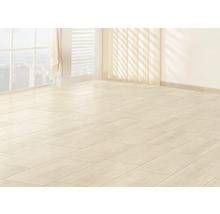 Heller Raum mit verlegten Bodenfliesen und Fenster