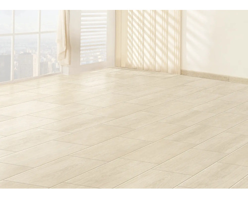 Heller Raum mit verlegten Bodenfliesen und Fenster