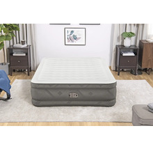 Luftmatratze im Schlafzimmer mit Nachttischen und Dekoration