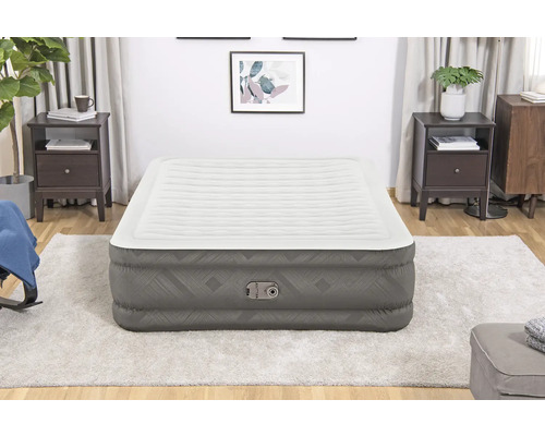 Luftmatratze im Schlafzimmer mit Nachttischen und Dekoration