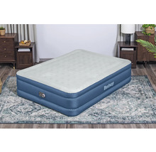 Aufblasbare Bestway Matratze im Schlafzimmer auf einem Teppich.