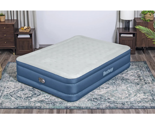 Aufblasbare Bestway Matratze im Schlafzimmer auf einem Teppich.