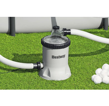 Bestway Filterpumpe für Pools mit Schläuchen auf Rasen