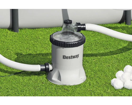 Bestway Filterpumpe für Pools mit Schläuchen auf Rasen