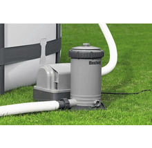 Bestway Filterpumpe und Kartuschenfilteranlage zur Poolreinigung auf Rasen