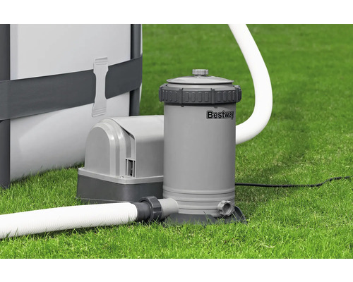 Bestway Filterpumpe und Kartuschenfilteranlage zur Poolreinigung auf Rasen