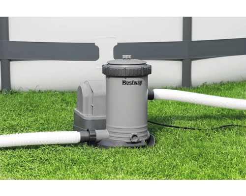 Bestway Filterpumpe für Pools auf Rasen