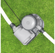 Sandfilteranlage auf Rasen