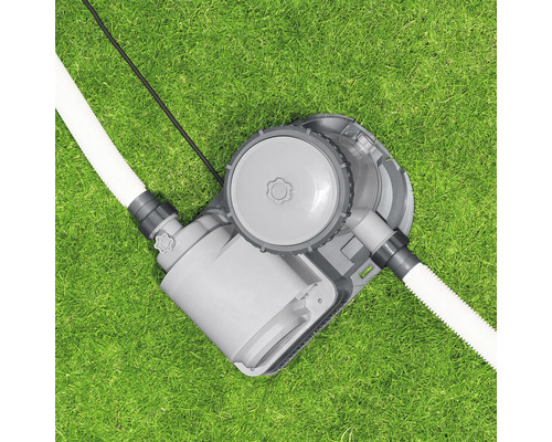 Sandfilteranlage auf Rasen