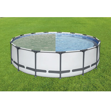 Rundes Schwimmbecken mit Stahlrahmen auf einer Rasenfläche