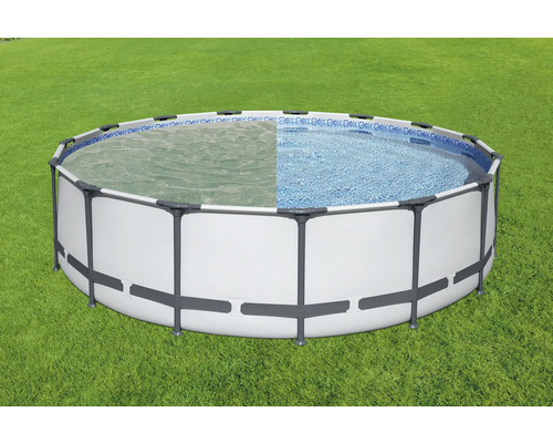 Rundes Schwimmbecken mit Stahlrahmen auf einer Rasenfläche