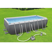 Rechteckiger Pool mit Stahlrahmen und Filterpumpe auf Rasen