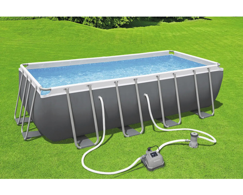 Rechteckiger Pool mit Stahlrahmen und Filterpumpe auf Rasen