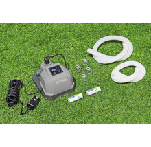 Bestway Logo. Sandfilteranlage mit Zubehör auf Gras.