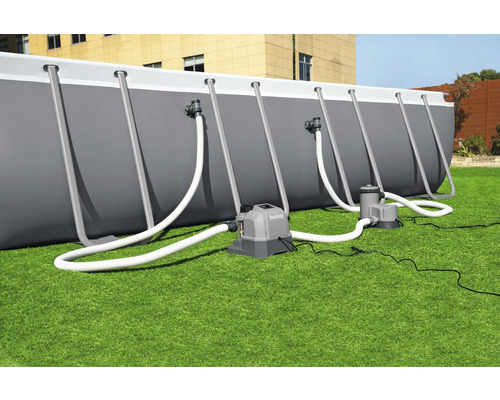 Aufstellpool mit Filterpumpe und Sandfilteranlage auf Rasen