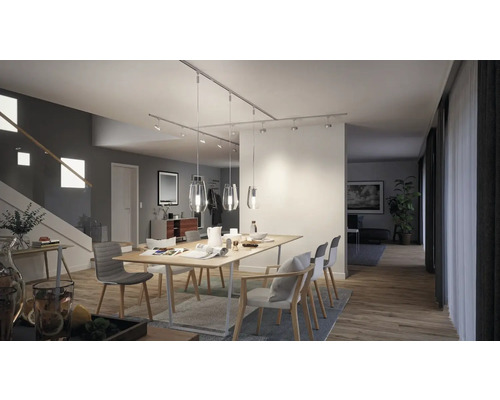 Helles Esszimmer mit Esstisch, Stühlen und Schienenleuchten