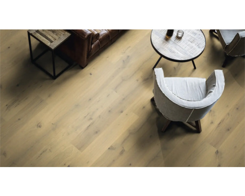 Heller Holzboden in Wohnraumumgebung mit Möbeln