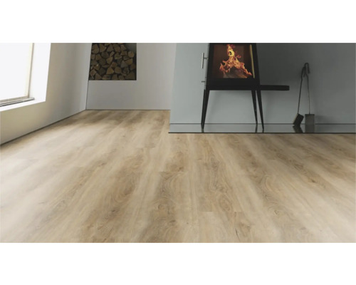 Heller Holzboden in einem Wohnzimmer mit Kamin und Holzstapel