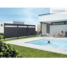 Szene mit Sichtschutzzaun, Pool und entspannten Personen im Garten