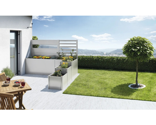 Garten mit Hochbeet-Treppe, Rasenfläche und Baum