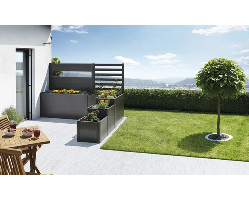 Gestufte Pflanzkästen mit Sichtschutzwand und bepflanzter Terrasse