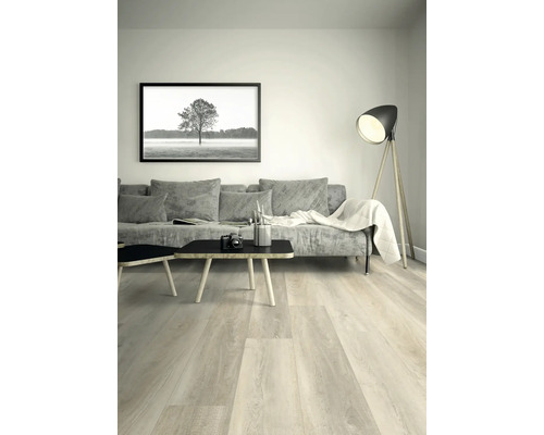 Wohnzimmer mit hellem Holzboden, Sofa, Tisch und Stehlampe