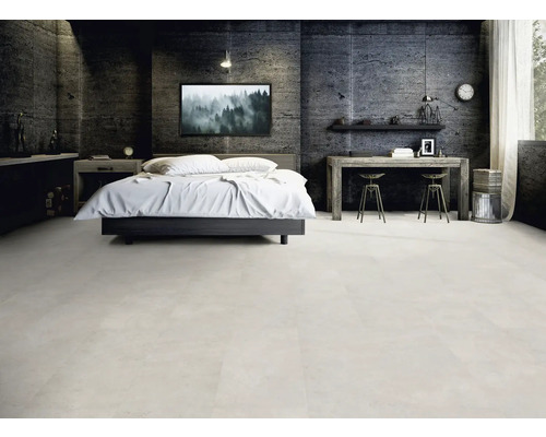 Schlafzimmer mit Bett, Schreibtisch und Bodenfliesen in heller Farbe