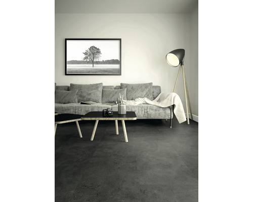 Wohnzimmer mit grauer Couch, Couchtischen und Stehlampe