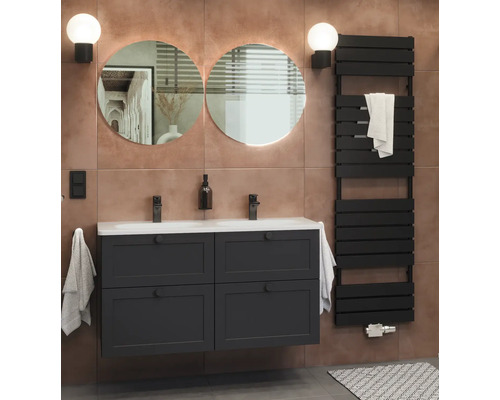 Badezimmer mit Waschtischunterschrank, zwei runden Spiegeln, Handtuchwärmer und Wandleuchten