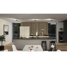 Moderne Küche mit Kochinsel, Esstisch und Schienensystem mit Strahlern