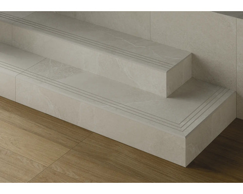 Treppe mit Fliesenbelag und Stufenprofilen