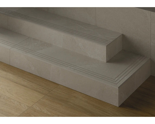 Treppe mit Fliesenbelag und Antirutschstreifen