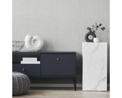 Wohnzimmer mit Kommode, Dekorationsgegenständen und grauer Tapete