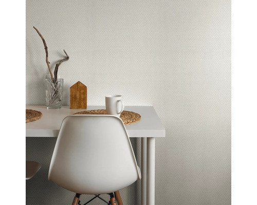 Helle, gemusterte Tapete hinter einem Esstisch