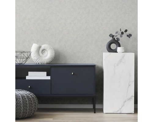 Wohnraum mit grauer Strukturtapete, Sideboard, Dekoration und Sitzhocker