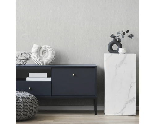 Wohnzimmer-Szene mit Kommode, Dekorationsobjekten und Hocker