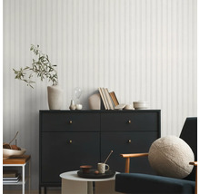 Wohnzimmer mit Paneelwand, Kommode und Sessel