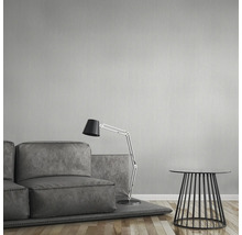 Wohnzimmer mit grauer Tapete, Sofa, Lampe und Beistelltisch