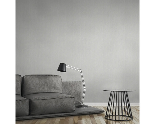 Wohnzimmer mit grauer Tapete, Sofa, Lampe und Beistelltisch