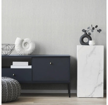 Wohnzimmer mit Kommode, Dekoration und Wandstruktur