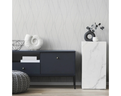 Wohnzimmer mit gemusterter Tapete, Sideboard und Dekorationen