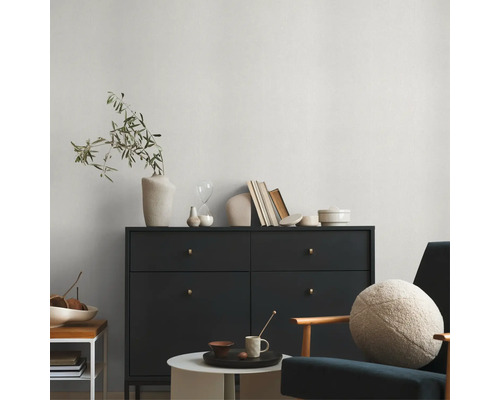 Wohnzimmer mit Kommode, Dekoration und Sessel