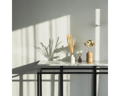 Dekorative Vasen mit Trockenblumen auf einem Tisch