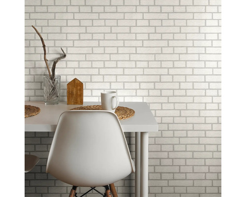 Wohnraum mit Ziegelmuster Tapete, Tisch und Stuhl