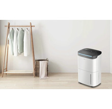 Raumszene mit Luftentfeuchter, Kleiderständer mit Hemden und Wäschekorb