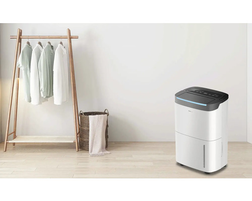 Raumszene mit Luftentfeuchter, Kleiderständer mit Hemden und Wäschekorb